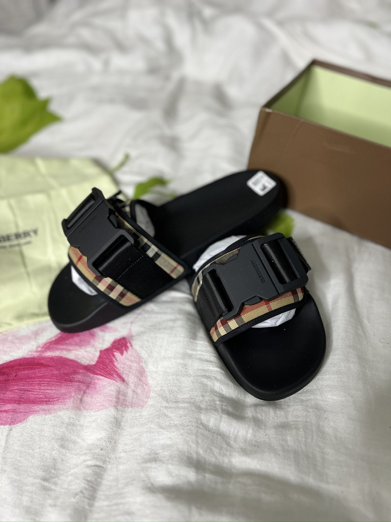 BURBERRY SLIDES