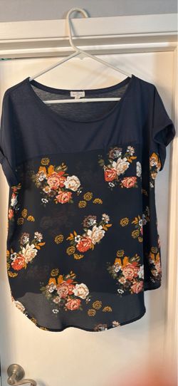 Size L in Navy Floral Short Sleeve Top