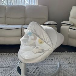 Electric baby swing / baby rocker
