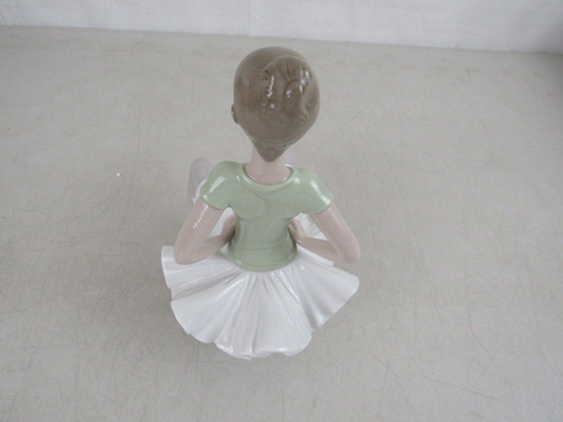 Lladro "Laura" #1360 Porcelain Ballerina Sitting 9" Tall

