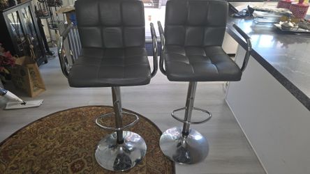 4 Bar Stools With Handle