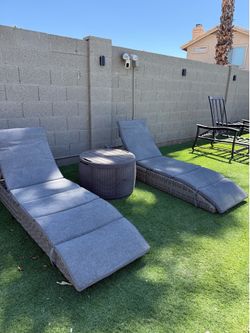 Pool wicker lounge chairs