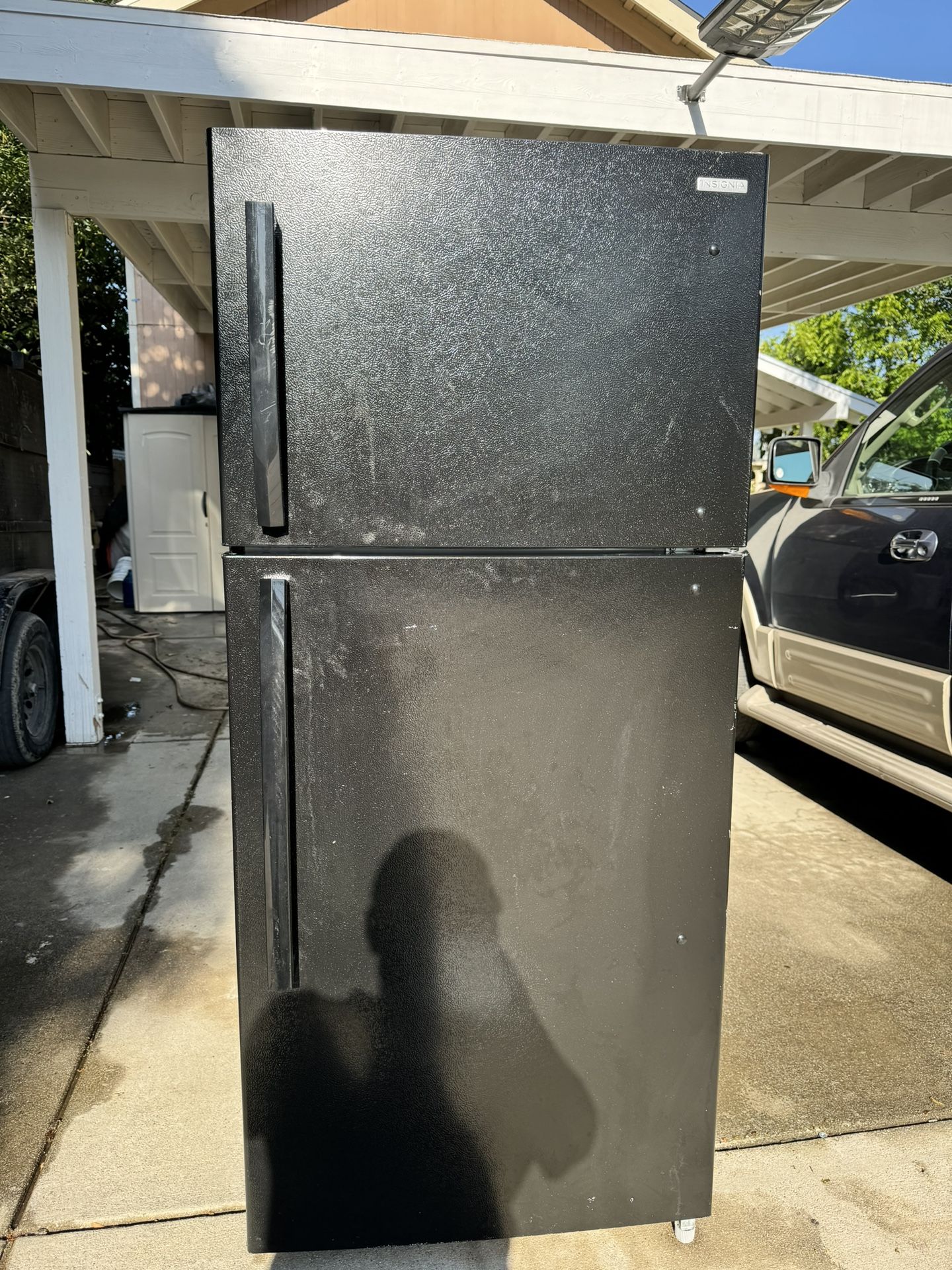 Insignia - 18 Cu. Ft. Top-Freezer Refrigerator
