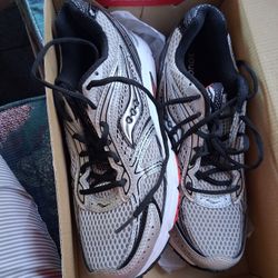 Women's SAUCONY SHOES9.5