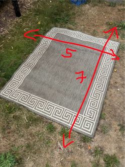 Minimal 5x7’ outdoor rug - Great Condition