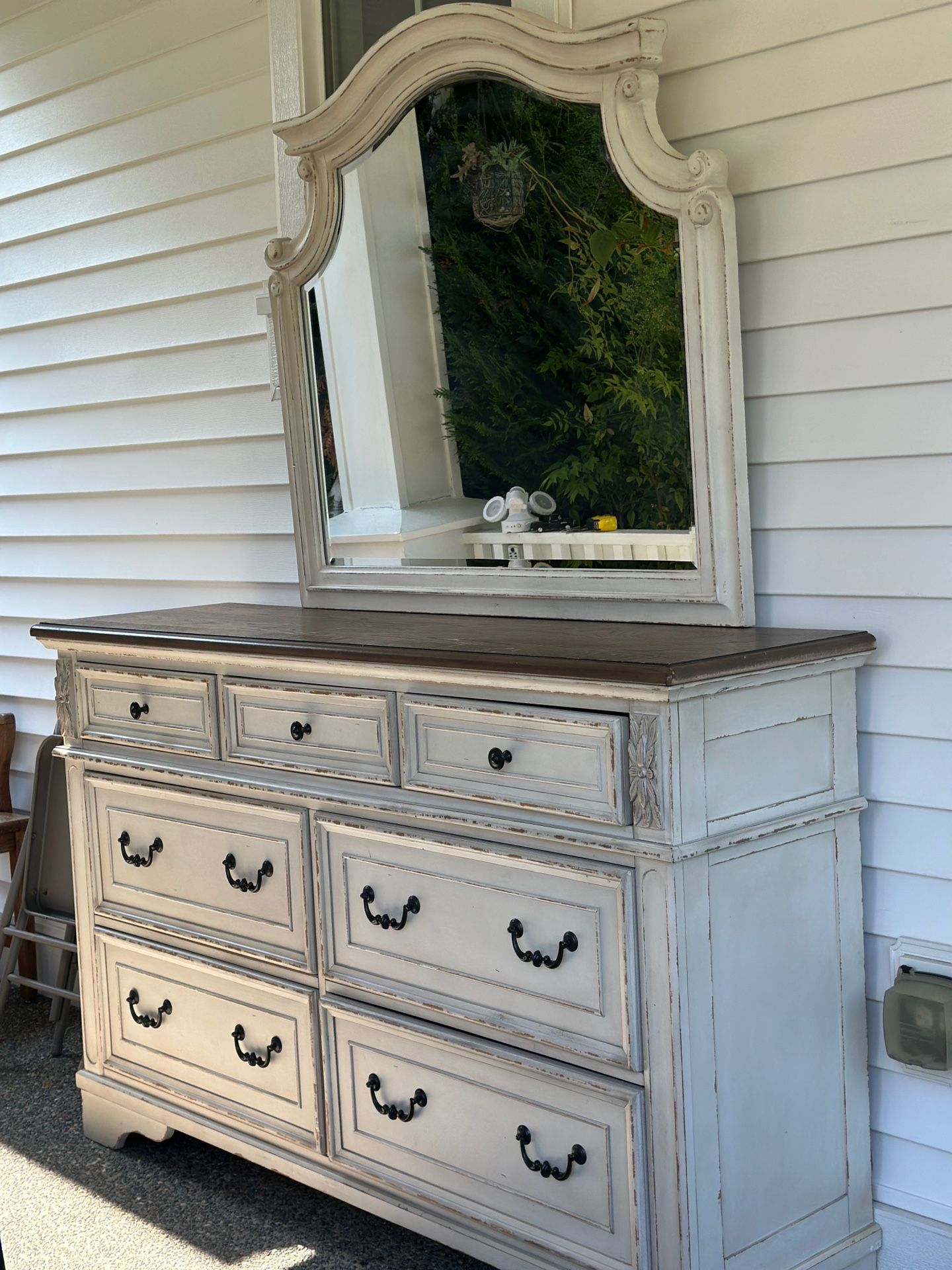Ashley Realyn 7-Drawer Dresser with Mirror β Excellent Condition π€πͺ