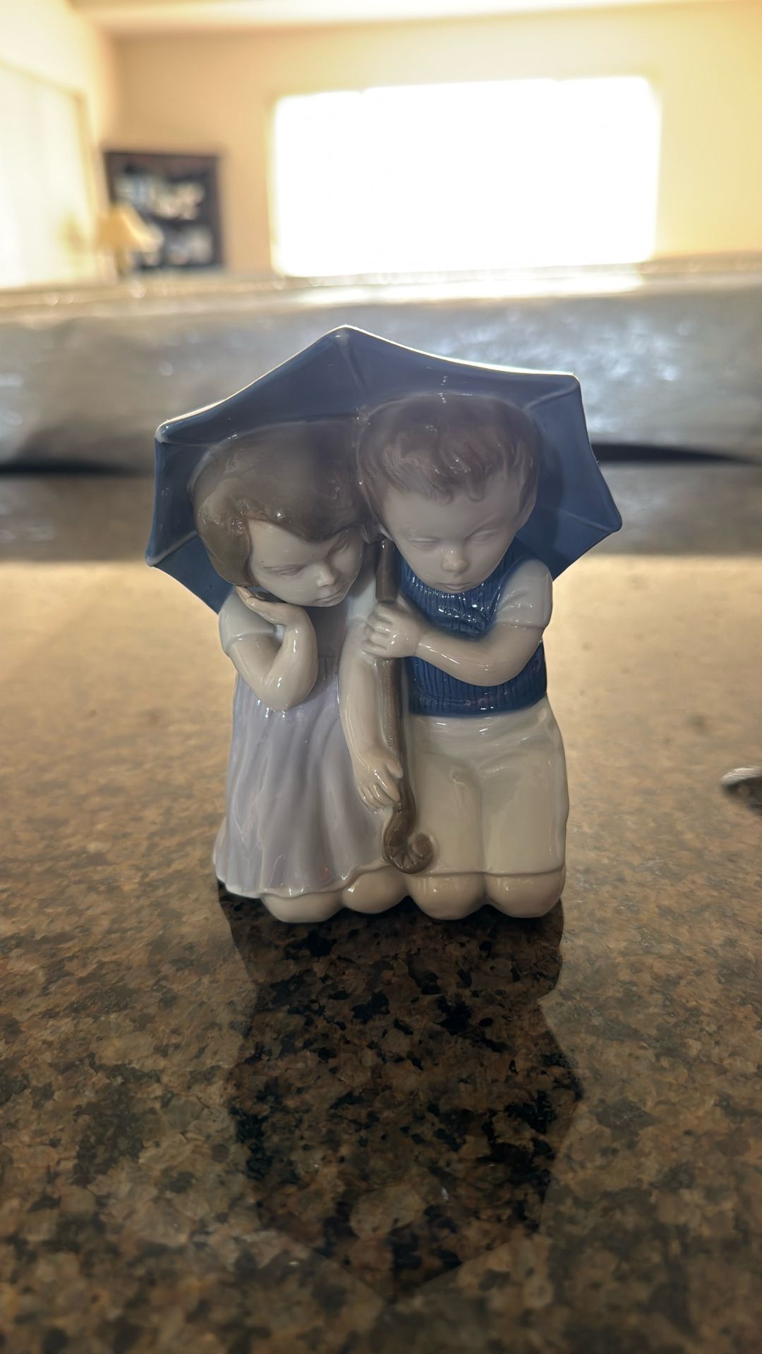 Figuring two kids under an umbrella
