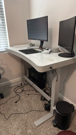 Raising Desk with built in charger pad