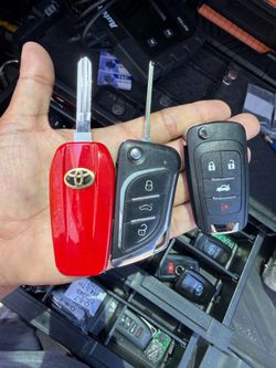 Flip style keys llaves de navaja con chip cutting and programming for Toyota Honda Scion