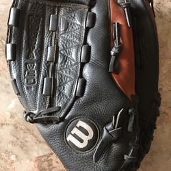 WILSON  SOFTBALL GLOVE 13 1/2” MONSTA WEB A0725 M135 EXCELLENT CONDITION LIKE NEW RIGHT HANDERS GLOVE  THIS GLOVE FITS ON THE LEFT HAND. LOCATION: HOR