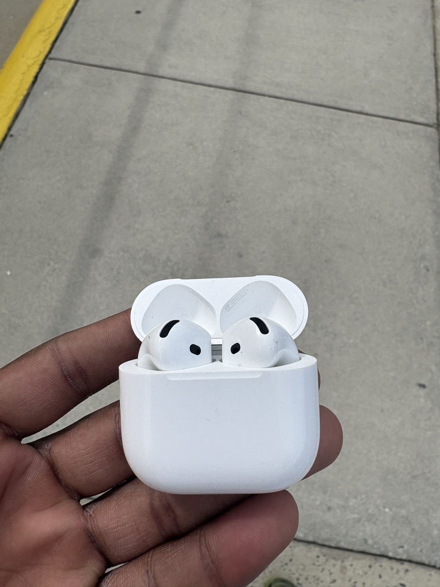 AirPods 4