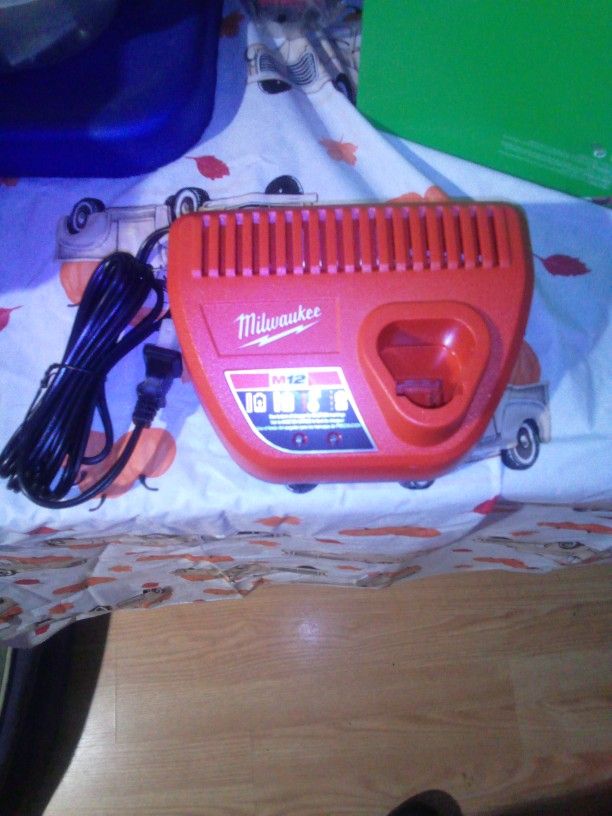 Milwaukee M12 Battery Charger 