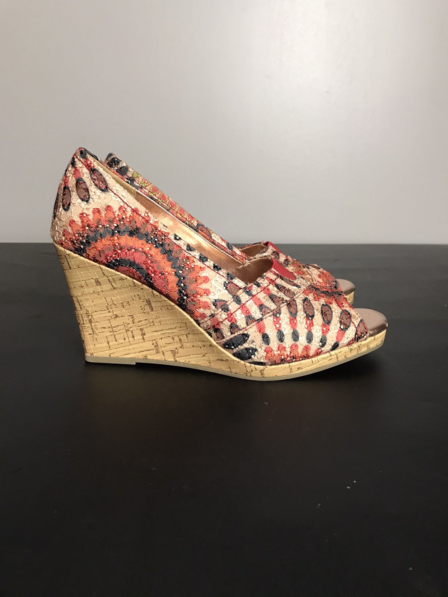 Women's Faded Glory Wedge Sandal New Unworn Multi Color Fabric Fashion New without box Size 8
