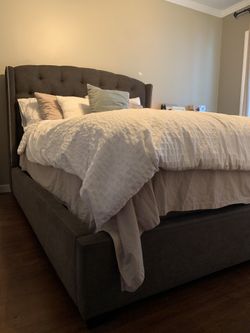 Lesley upholstered queen bed