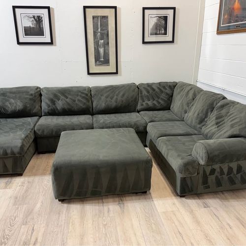 Green Ashley furniture sectional w/ ottoman
( FREE DELIVERY AVAILABLE đźš› )
