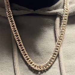 Cuban gold chain thick and very heavy