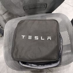 Tesla Mobil connector.