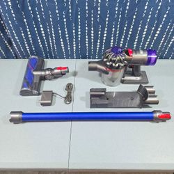 DYSON V8 ORIGIN - EXCELLENT CONDITION - BATTERY LIFE 90% - SM75