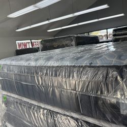 QUEEN SIZE STEARNS & FOSTER ESTATE (FIRM) PILLOW TOP MATTRESS & BOX SPRING BED SET