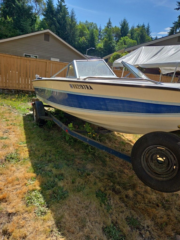 1983 19ft Sun Ray With Trailer. Complete Boat For Parts Or Repair