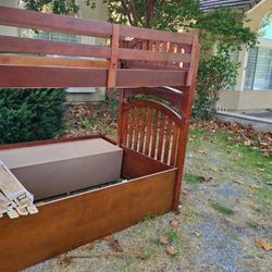 Twin / Full Bunked Bed