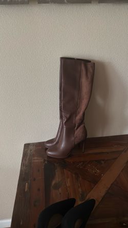 NWOT Size 8.5  boots