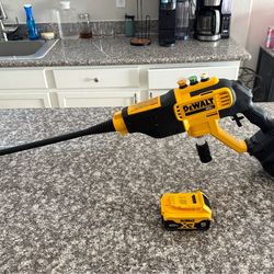 DeWalt 20V Power Washer with 5Ah Battery