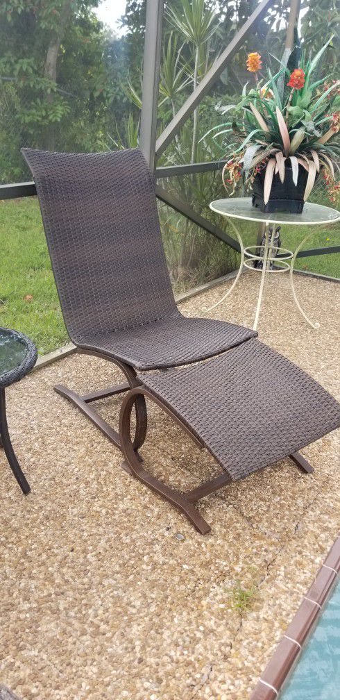 Excellent Condition! Out Door Lounge Chair With Ottoman 