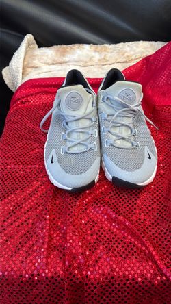 BEAUTIFUL NIKE TENNIS SHOES GOOD CONDITION SIZE 10.5