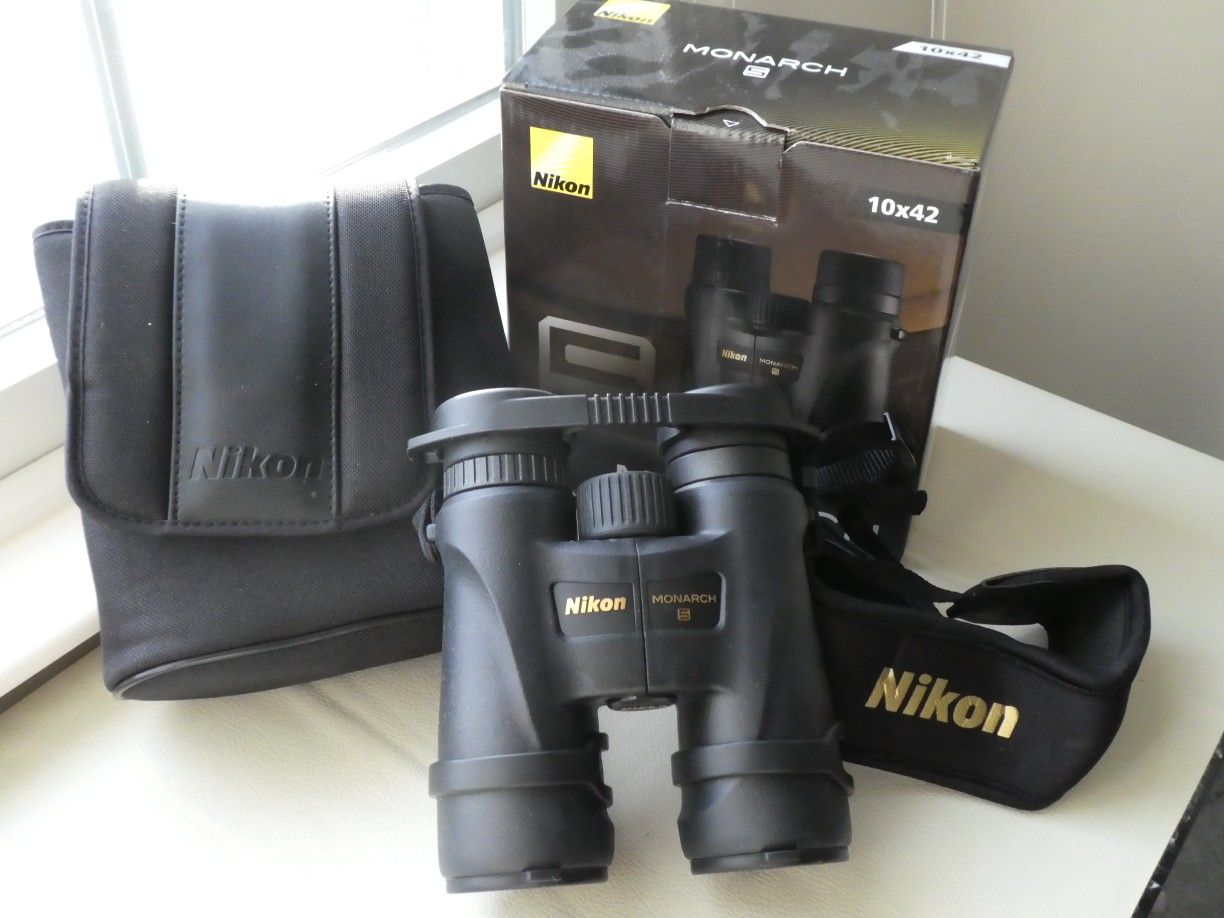 Binocular Nikon Monarch 5 10X42 New