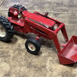 ERTL International 1:16 Scale Front End Loader Farm Tractor