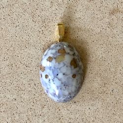 🐰 Pretty gray and gold pendant made from a vintage hard plastic cabochon
