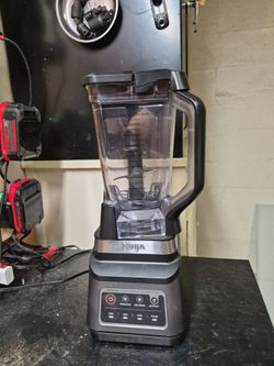 Ninja Blender with smoothie attatchment