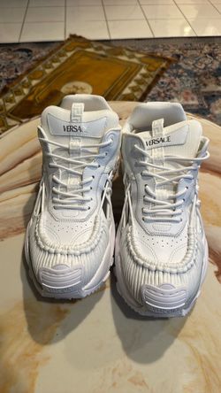 Tennis shoes