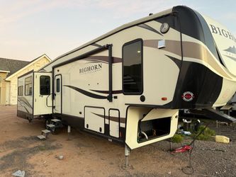 2017 bighorn 40 foot Fifth Luxury 4 slides delivered/set up