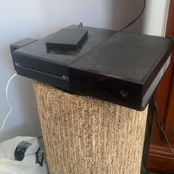 Xbox One With Controller And 2tb External Hard drive 