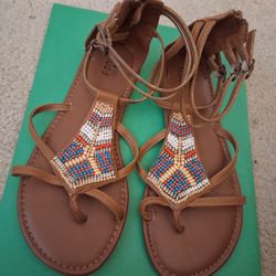 Mudd strappy leather zip sandals with beautiful beaded pattern 
