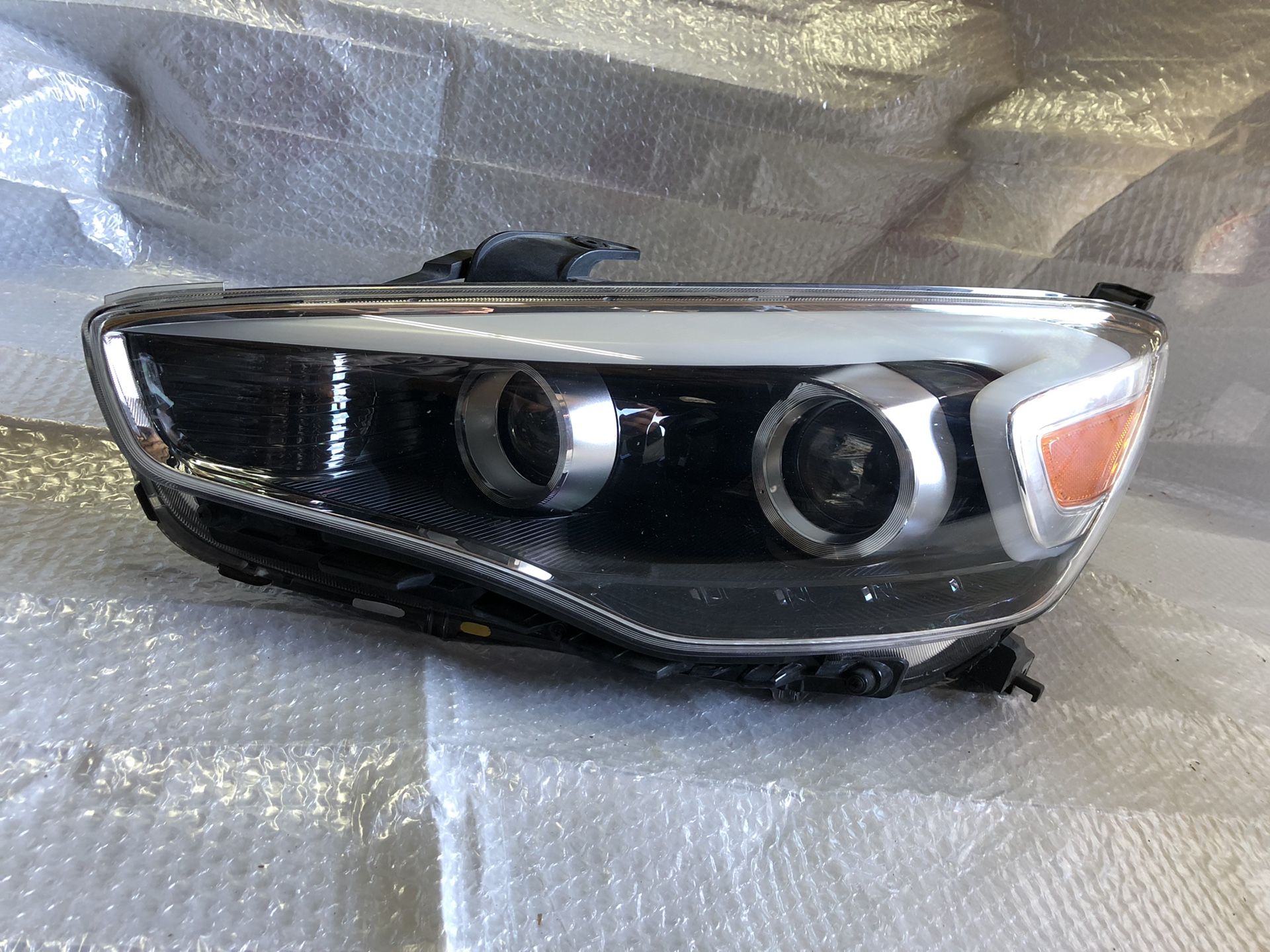 14-16 Kia Cadenza left side headlight