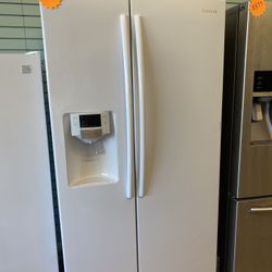 WHITE SAMSUNG SIDE BY SIDE REFRIGERATOR 36w 70h 28 d   Delivery Available For small fee 🚛