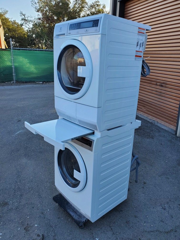 24" Luxurious Electrolux compact washer and dryer. Like new conditions. 60 days warranty