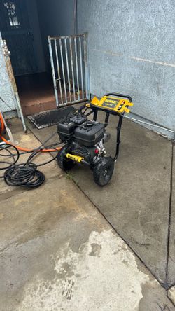 Dewalt 4400 4GPM PRESSURE WASHER PACKAGE