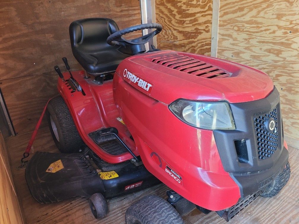 H. D. RIDING MOWER / TROY-BILT BEACON 17.2 H. P. GAS .