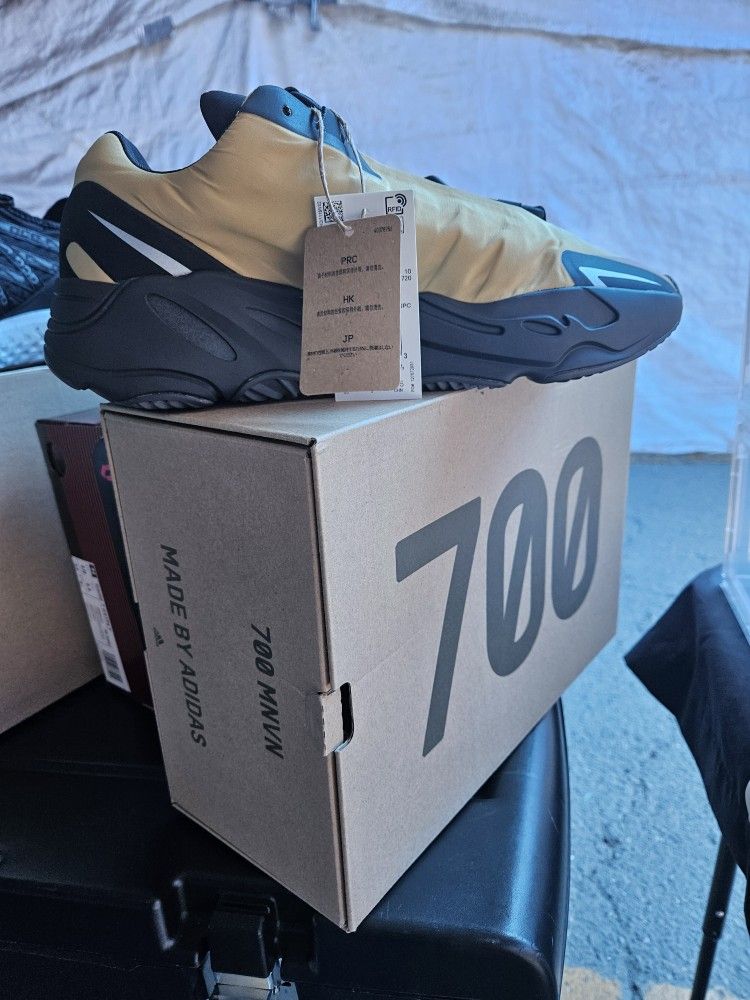 Yeezys 700