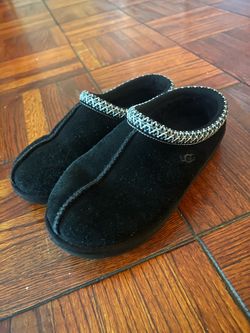 Black Uggs size 5