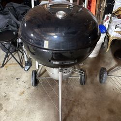 Mint Webber Kettle 22in With Accessories.