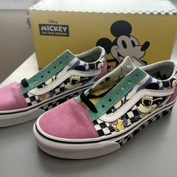 Limited Edition Disney Mickey And Minnie Vans