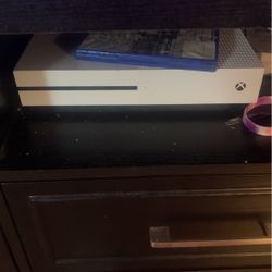 Xbox one , One CONTROLLER Has A Couple Games