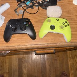 2 Xbox Controllers (READ DESCRIPTION)