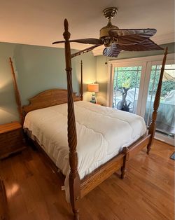 Beautiful 4 Post Golden Oak California King Bed
