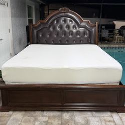 Beautiful and resistant King size bed. Mattress and boxspring included. Delivery available for an additional cost. 